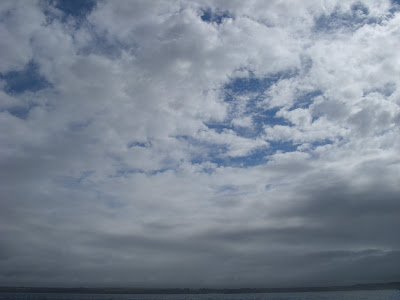 雲が切れた大西洋上の空