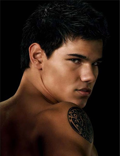 Taylor Lautner; Jacob sin camisa y con tatuaje