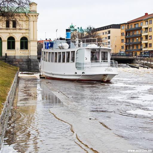 Vatnet ligger över bryggorna nedanför Islandsfallet