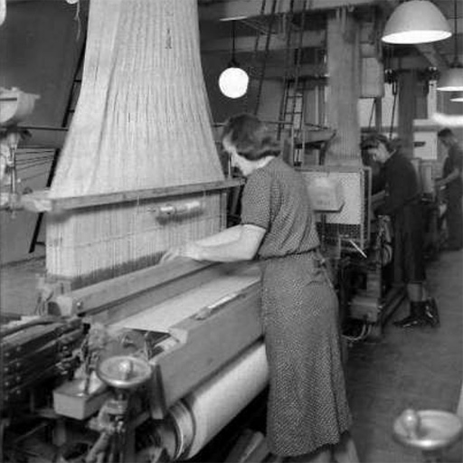 Kvinnor vid vävstolar, Upsala sidenväveri 1941