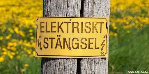Skylt som varna för elektriskt stängsel