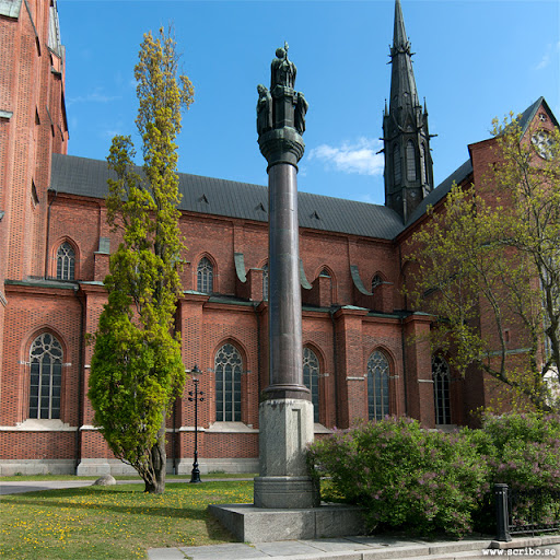 Jakob Ulvssons staty med Uppsala domkyrkan i bakgrunden
