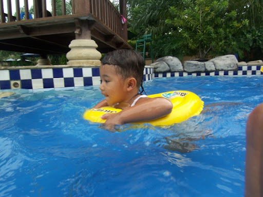 Kalo gak bisa renang, kemana-mana kudu gak malu pake ban bebek