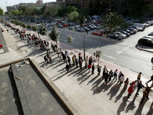 [Largas colas para devolver el dinero[2].jpg]