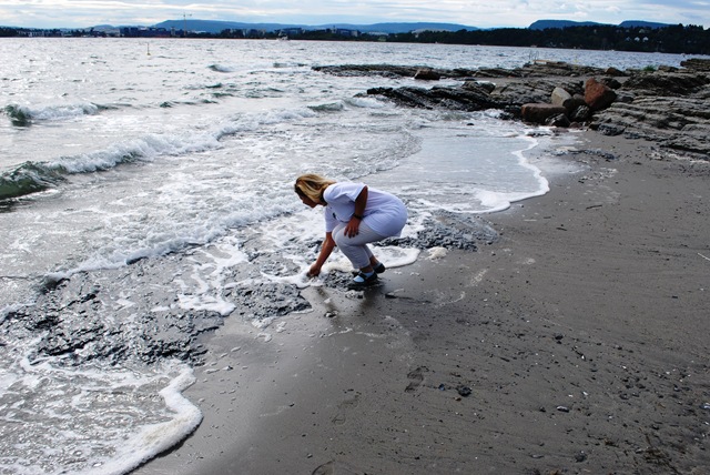 [B1 - OsloBG -Walking at Bygdöy  - Is it cold - the water[3].jpg]