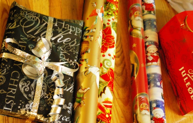 [2010-12-23 Wrappimg paper etc[3].jpg]
