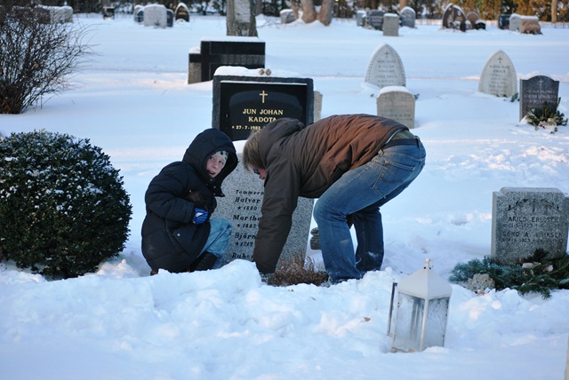 [Graveyard - Seb and Niklas preparing 1[3].jpg]