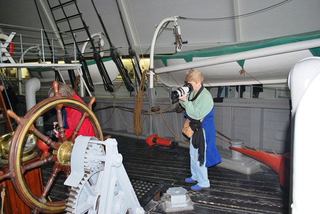 [Fram - Ginnie and Astrid photographing[2].jpg]