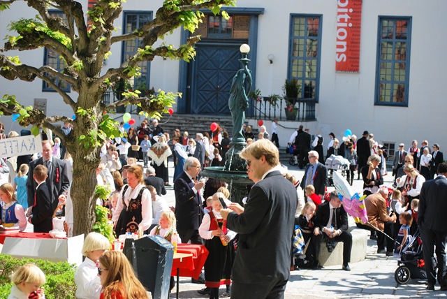 [2011-05-17_0789 National Day Norway[4].jpg]