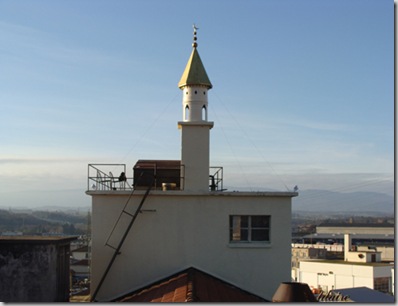 Le faux minaret construit à Lausanne par Guillaume Morand (DR) Le faux minaret construit à Lausanne par Guillaume Morand (DR)