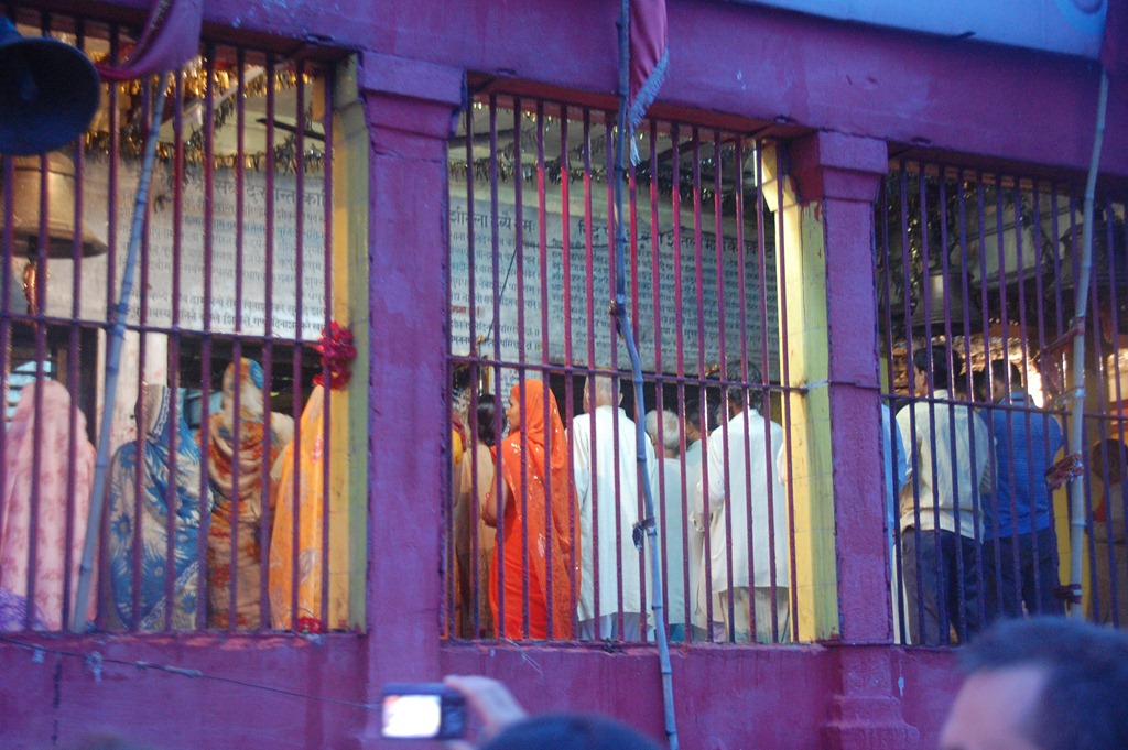 [India 2010 -Varanasi  ,  paseo  en barca por el Ganges  - 21 de septiembre   33[3].jpg]