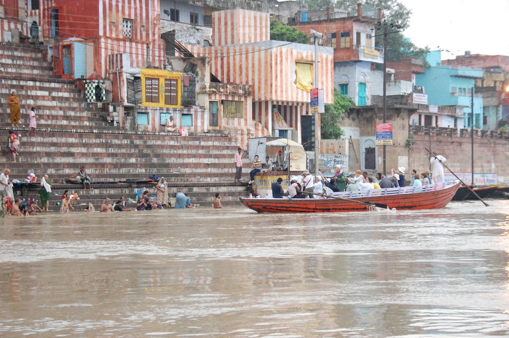[India 2010 -Varanasi  ,  paseo  en barca por el Ganges  - 21 de septiembre   105[3].jpg]