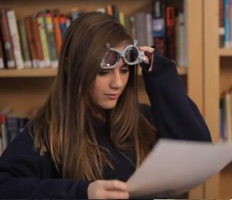 niña con dislexia leyendo