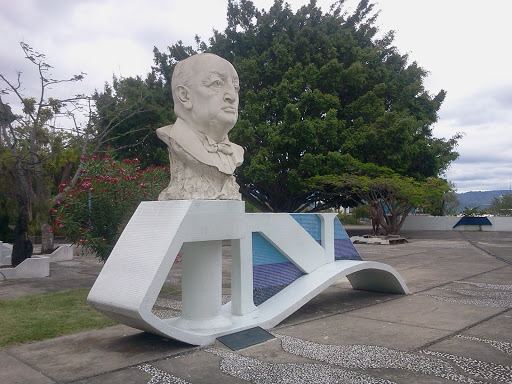 Estatua A Miguel Ángel Asturias