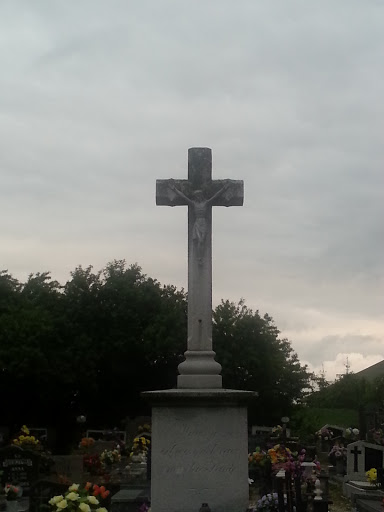 Pomnik z krzyżem na cmentarzu