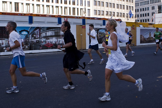 Angel & Devil running a marathon in Berlin