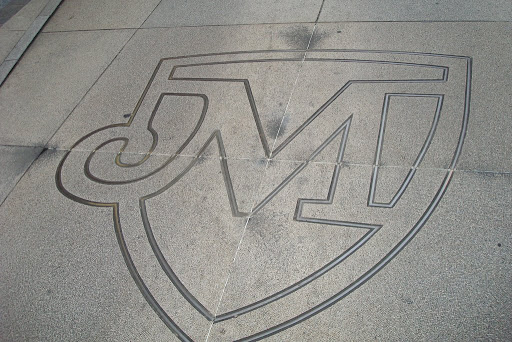 Motomachi St. emblem in the middle of the street