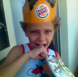 Meu rei-menino...essa foi a coroa que ele arranjou... O que importa é a majestade... rsrsrs.