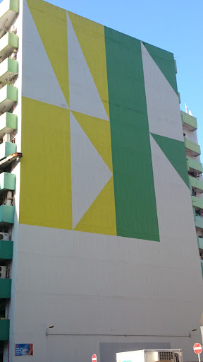 大廈外牆的七巧板壁畫