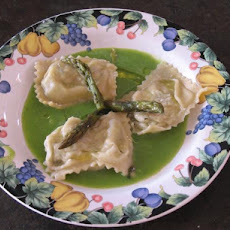 Ravioli Di Ricotta E Asparagi Con Salsa Di Piselli