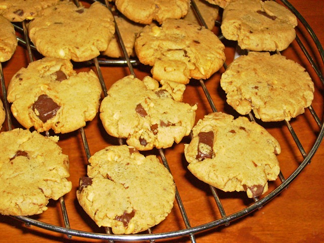 [PeanutButter Chocolate Chunk Cookies7[3].jpg]