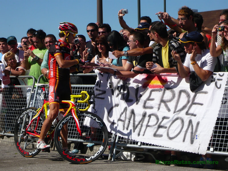 Valverde firmando aut&oacute;grafos en Ponferrada