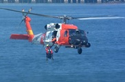 HH60_Retrieving_rescue_swimmer