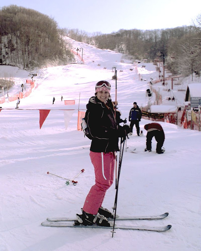 http://lh4.ggpht.com/bodyflight.net/SNMkwQ1XsnI/AAAAAAAABGA/r6aNnNAREqA/s800/02-28-08DawnSkiOber.jpg