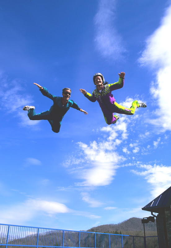 http://lh4.ggpht.com/bodyflight.net/SNMuaCyMa4I/AAAAAAAABHw/70x4lZrcNhI/s800/AACDawnJohnbyCLandon.jpg