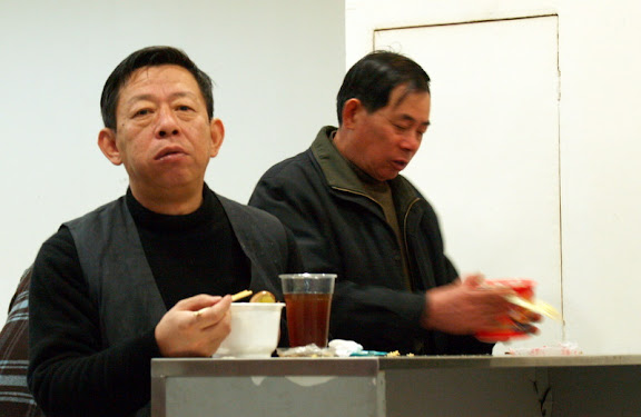 Gente comiendo las sopas o los fideos hidratados con el h2o...