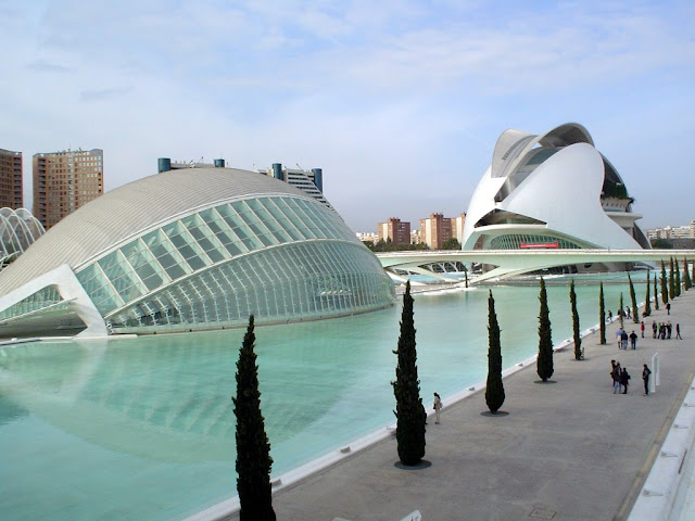 La Ciutat de les Artes i les Cincies: un complejo integrado por varios edificios - L'Hemisfric, El Museu de les Cincies Prncipe Felipe, L'Umbracle, L'Oceanogrfic, Palau de les Arts Reina Sofia DSC04340