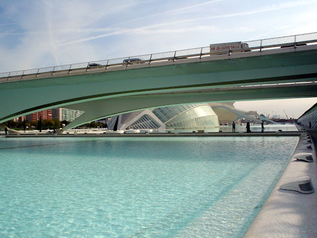 La Ciutat de les Artes i les Cincies: un complejo integrado por varios edificios - L'Hemisfric, El Museu de les Cincies Prncipe Felipe, L'Umbracle, L'Oceanogrfic, Palau de les Arts Reina Sofia DSC04343