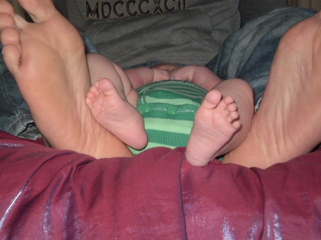 [little feet2[2].jpg]