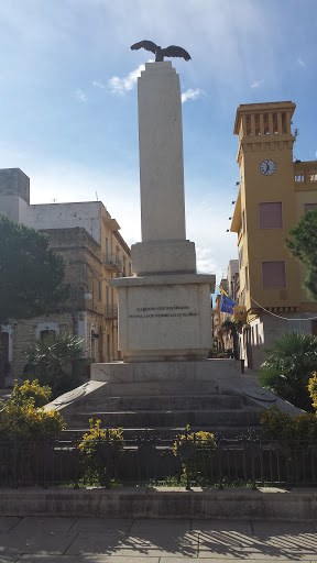 Statua Su Piazza Per I Caduti