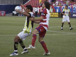Jesus Padilla peleando el balón, con un jugador del Red Bull. En partido amistoso de preparación.