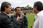 Efraín, Néstor y Vergara discutiendo acerca de la Chivas