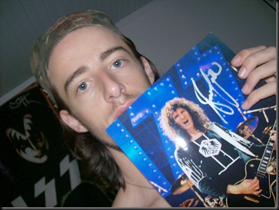 Eu e minha Foto Com o Autógrafo Original do Bruce Kulick!!