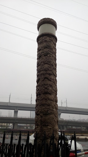龙纹石雕柱子