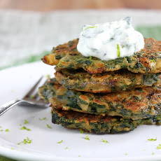 Spinach pancakes with mint-yogurt sauce