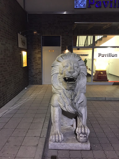 Löwe vor dem Pavillion