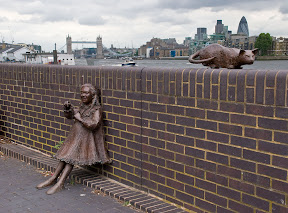 Joyce and her cat by the Thames wall Statue of his daughter and her cat on the embankment wall