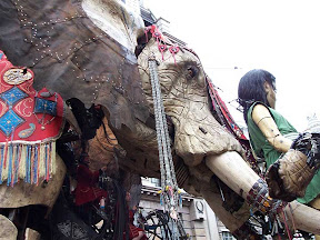 Sultan's Elephant and the little girl passing me on Piccadilly