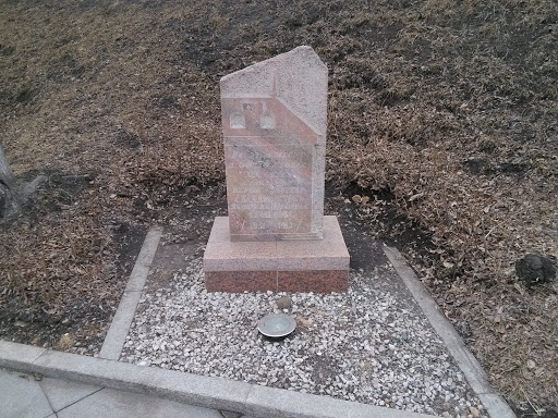 памятник дому первого жителя Владивостока