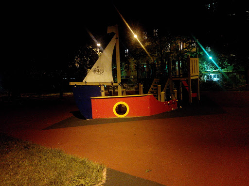 Корабль на детской площадке