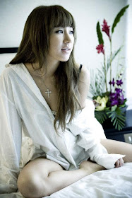 Asian Celebrity in White Comfortable Sleepwear