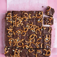 Easy Chocolate Fudge with Pretzels
