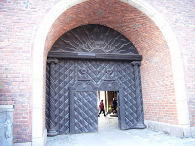 The front gate of City Hall. 大门.