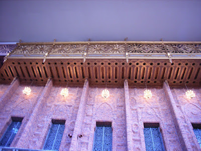 The famous Blue Hall, the dining hall used for the banquet held after the annual Nobel Prize award ceremony. 著名的蓝厅，这里是每年诺贝尔颁奖仪式之后举行晚宴和舞会的地方。