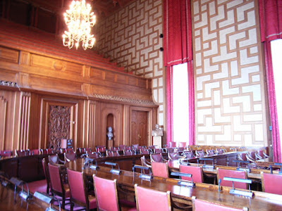 The meeting room. It is interesting that there is another room nearby for the babies, because all the politicians are "part-time", they come to have meeting after they are off from their full-time job, so they often bring their babies here. 会议室。很有趣的是旁边一个小房间是专门给议员的小孩子的，因为议员都是兼职的，他们有自己的全职工作，他们往往是下班之后带着孩子来开市政会议。