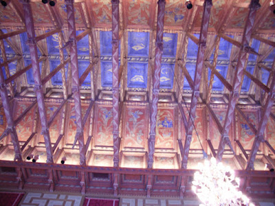 The ceiling of the meeting room, quite sophisticated woods architecture. 会议室的天花板，木质结构很复杂的样子。